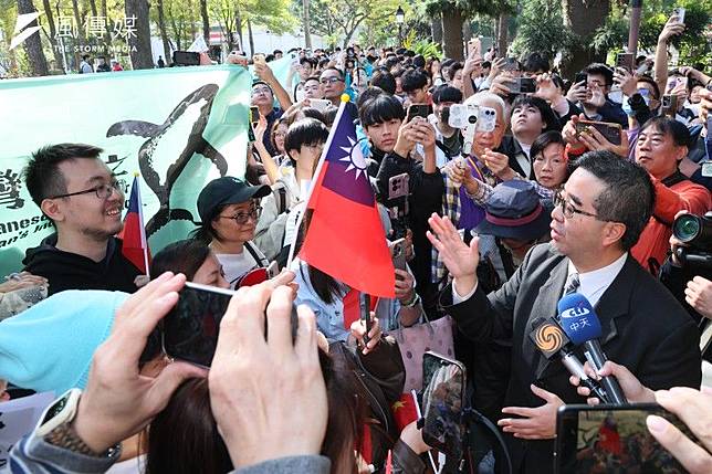 陸生團到新竹清華大學參訪，抗議學生強硬要求馬英九基金會執行長蕭旭岑拿國旗。（顏麟宇攝）