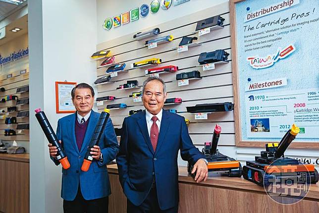 看準消耗性碳粉匣是影印機、印表機原廠的金雞母，王瑞宏（右）與王瑞麒（左）帶領上福轉型淘金，成為全球最大售後市場副廠碳粉卡匣龍頭。