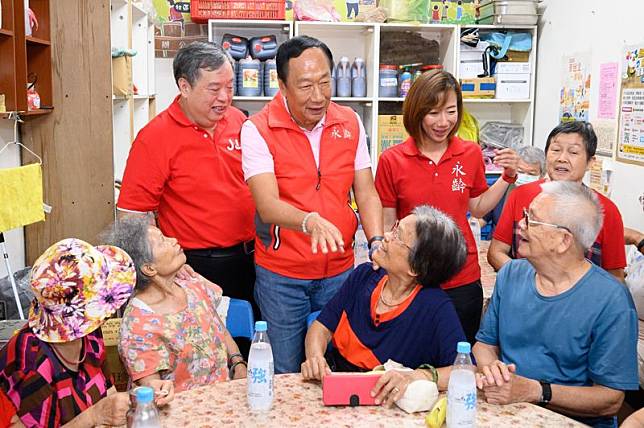 郭台銘（後排左二）與女兒郭曉玲（後排右二）一起探訪年長者。（翻攝永齡慈善教育基金會臉書）