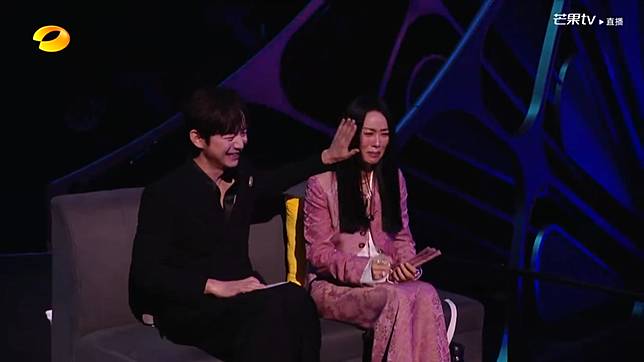 那英見到好友王菲的女兒竇靖童演唱父親竇唯當年名曲，在台下從頭哭到尾。翻攝微博@芒果TV