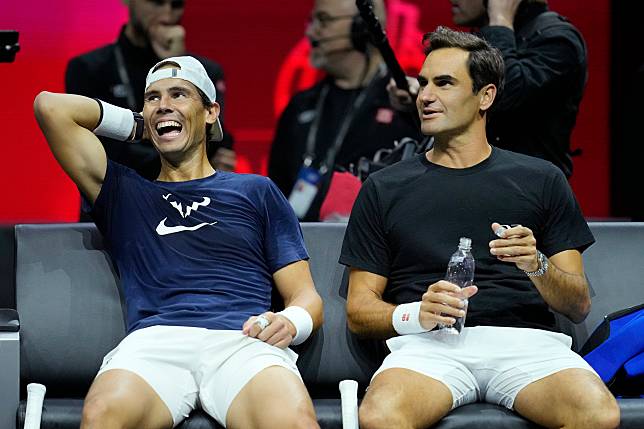 Roger Federer(右)與Rafael Nadal賽前練習時非常放鬆。(達志影像)
