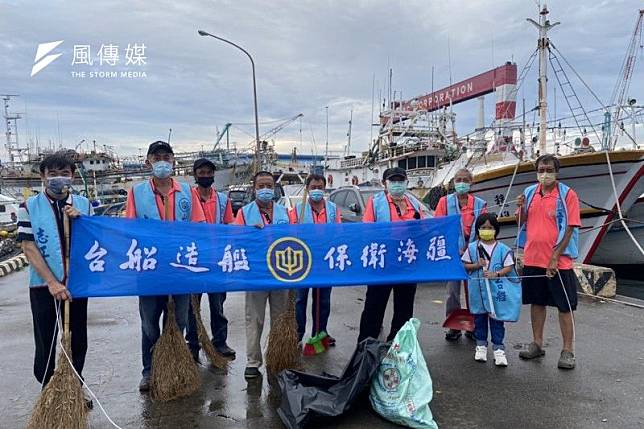 台船與高市小船舢舨海釣協會，在小港漁會碼頭西側，舉辦「珍惜資源、永續漁業」淨港活動。（圖/台船公司提供）