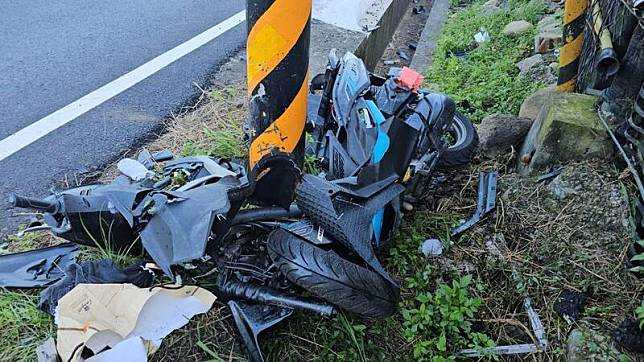 機車撞擊電桿後嚴重毀損變形、幾乎解體。(民眾提供)