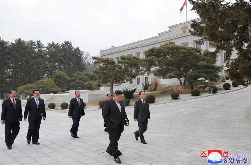 คิม จอง อึน ผู้นำสูงสุดของเกาหลีเหนือ ออกคำสั่งให้พรรครัฐบาลเร่งเตรียมพร้อมรับมือกับสงคราม KCNA VIA KNS / AFP