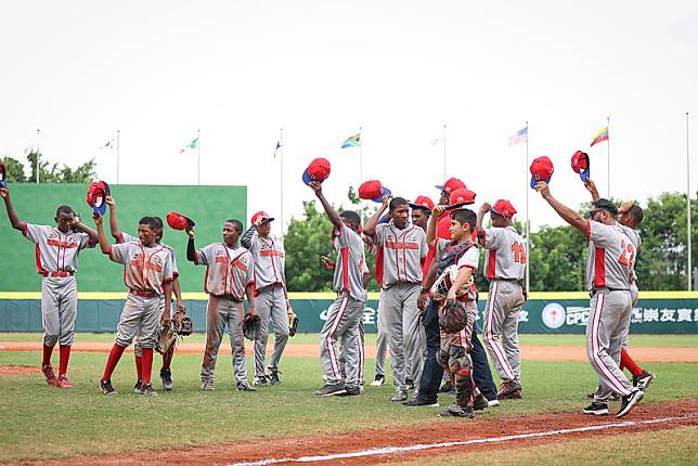 多明尼加獲勝後確定晉級季軍戰。（中華棒協提供）