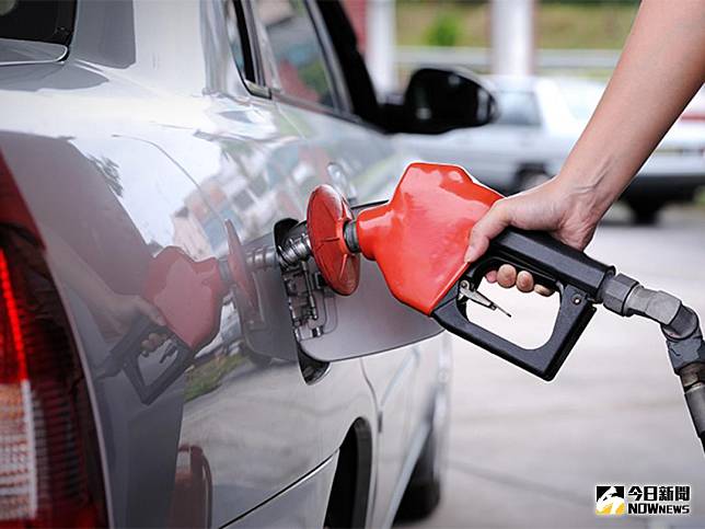 中油根據浮動油價機制計算預估，下周一（26日）汽、柴油每公升調漲0.4元。（圖／NOWnews 資料照片）