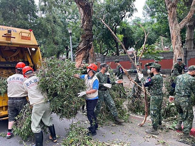 憲兵第202指揮部協同臺北市後備軍人輔導中心，支援臺北市康芮颱風災後復原。（臺北市兵役局提供）