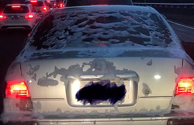 網友在路上發現車只洗一半的「泡泡車」。（圖／取自爆廢公社）