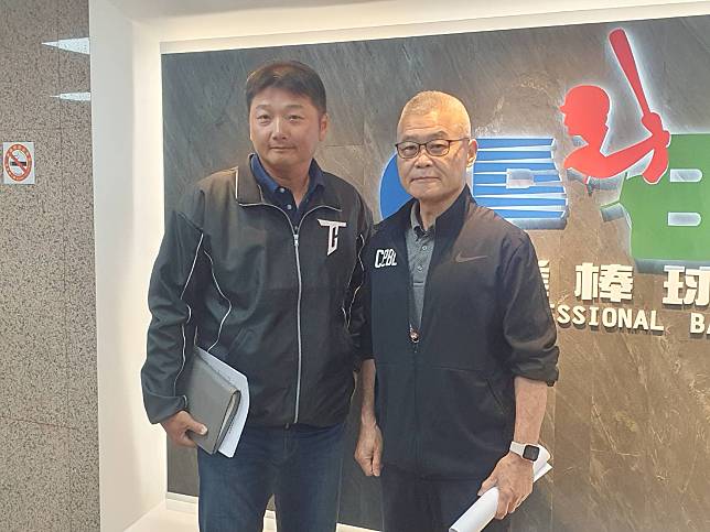 中華隊總教練曾豪駒(左)、中職秘書長楊清瓏(右)。羅惠齡/攝