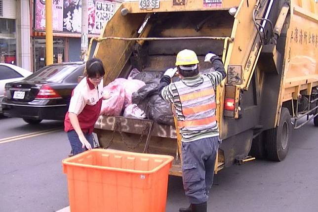 有5大地雷物品千萬不能丟進垃圾車，以免發生危險。（示意圖／麥寮鄉公所網站）