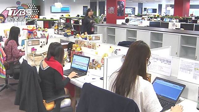 網友抱怨同事上班戴耳機，叫對方經常聽不到。（示意圖，與本文無關／TVBS資料畫面）