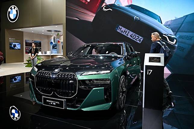 A BMW i7 electric luxury sedan is on display at the Automobile Exhibition Area during the seventh China International Import Expo (CIIE) in east China's Shanghai, Nov. 7, 2024. (Xinhua/Xin Yuewei)