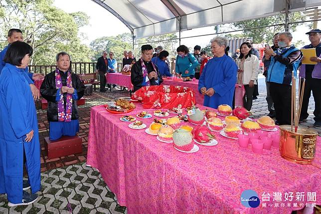 王副縣長張市長主持敬拜女媧娘娘祭聖三獻禮。（縣府提供）