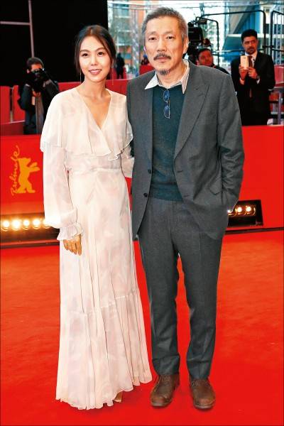 金敏喜(左)與洪尚秀(右)不受不倫風波影響，以《那天以後》入圍亞洲電影大獎影后和最佳導演。(歐新社)