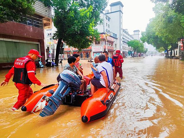 Rescuers relocate residents in Huicheng Township of Shexian County, Huangshan City, east China's Anhui Province, June 23, 2024. (Photo by Cheng Hongmei/Xinhua)