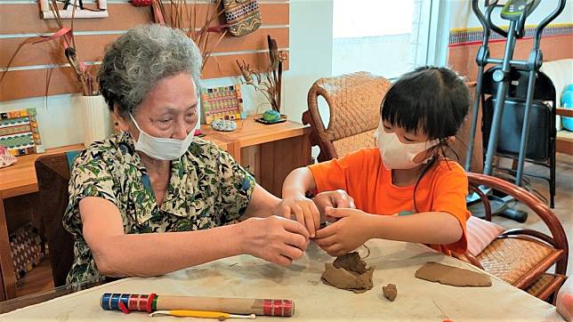 「老幼共學」與托老中心長輩一起玩陶。（新北市教育局提供）