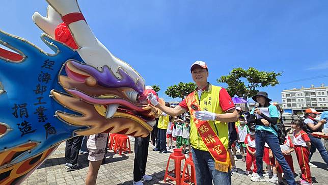 林園區長簡水彬為龍舟點睛。（記者吳門鍵攝）