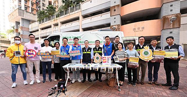 香港海關今日(8日)聯同立法會議員、多位九龍東區議員、衞生署控煙酒辦公室、警務處及社區關愛隊在多個公共屋邨宣傳反私煙訊息。圖示海關助理關長（情報及調查）賴子榮（左八）、立法會議員顏汶羽（左六）、區議員和各部門代表。(政府新聞處)