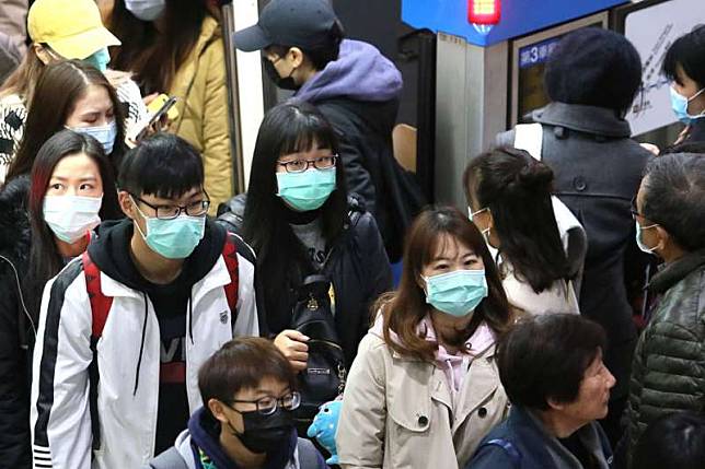 武漢肺炎引發了台灣民眾搶購口罩。（柯承惠攝）