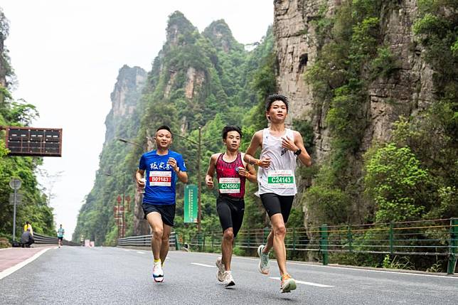 Participants take part in the 2024 Zhangjiajie Wulingyuan Marathon held at the Zhangjiajie National Forest Park in Zhangjiajie, central China's Hunan Province, on April 21, 2024. (Xinhua/Chen Sihan)