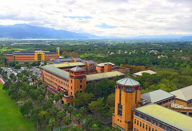 國立東華大學人社院及藝術學院建築，撫今追昔感謝所有地主響應政府徵收土地建校。(東華大學提供)