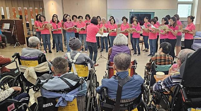 蘭馨合唱團與玉清公益慈善協會至安南醫院護理之家，用歌聲關懷住民，備受歡迎。（記者葉進耀翻攝）