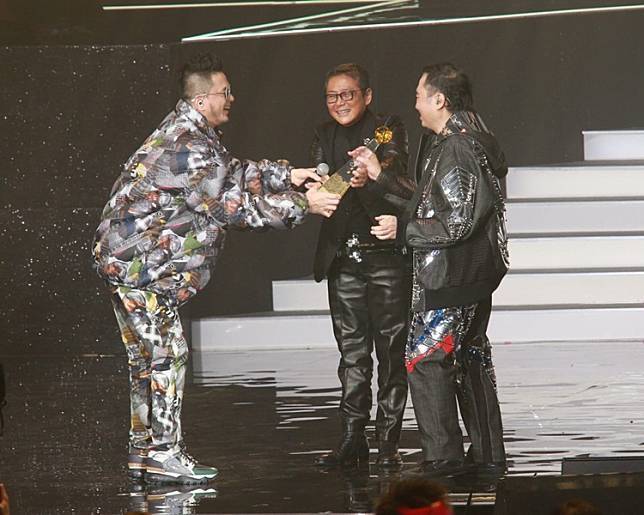 In diesem Jahr gewann Tat Mings Gruppe den von RTHK verliehenen Golden Needle Award, und Yu Cheng von der Taiwan Commercial Station überreichte ihnen persönlich den Preis.