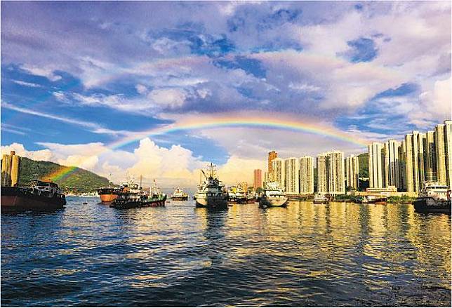 荃灣海旁上空出現主虹與副虹。（Bin Cheung@CWOS提供）
