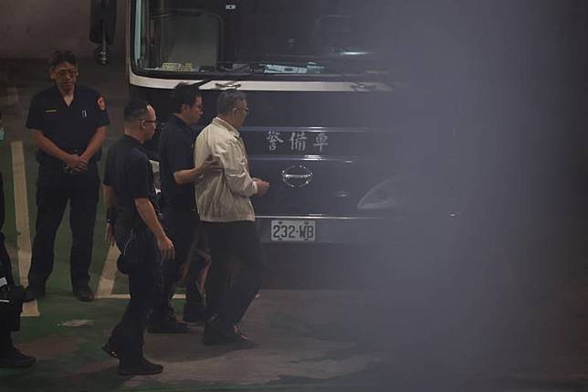 前台北市長柯文哲（右）被控在京華城案涉圖利、收賄等，台北地方法院5日下午再度召開羈押庭，裁定柯文哲羈押禁見，隨後由法警戒護柯文哲登上囚車前往台北看守所。 中央社記者張新偉攝113年9月5日  
