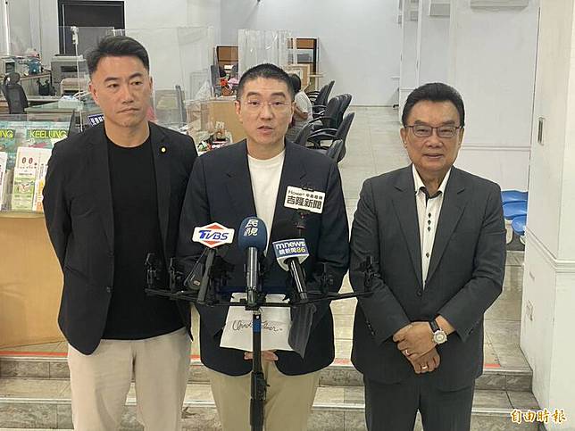 立法院交通委員會召委林國成(右)安排交通部到基隆會勘重大交通建設，基隆市長謝國樑(中)與立委林沛祥(左)在會後記者會上表示，感謝交通部長陳世凱會中允諾協助，將補助交通建設經費6000萬元。(記者俞肇福攝)