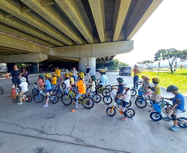 學童單車營帶領小朋友體驗騎單車的樂趣。（北市水利處提供）