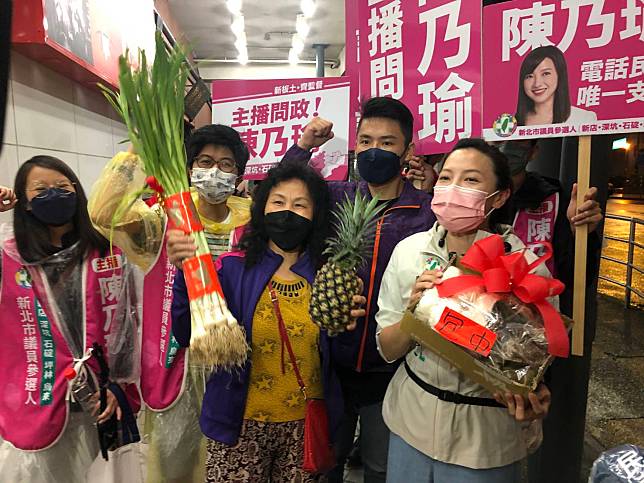 新北市議員參選人陳乃瑜於4月29日傍晚展開行軍掃街，爭取市民支持。   圖：陳乃瑜辦公室提供