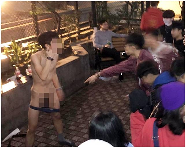 青年在蘭桂坊懷疑猥褻露體，被途人發現報警。網圖