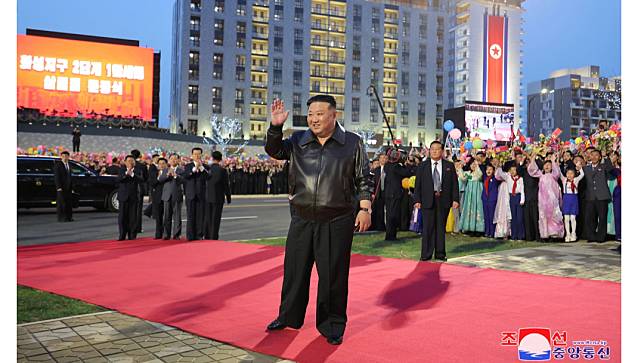 北韓領導人金正恩上月（4/16）出席平壤華城地區「萬套住宅」第二期計畫竣工典禮。路透社