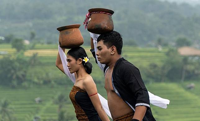 Dancers perform during the Subak Spirit Festival at Jatiluwih Rice Terrace in Tabanan Regency, Bali, Indonesia, Nov. 10, 2024. (Photo by Dicky Bisinglasi/Xinhua)