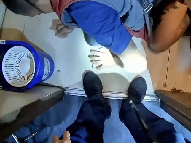 男子在廁所吸毒後疑似藥效過強倒地不起，店員只好打電話報警。翻攝畫面