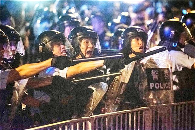 逾百萬香港民眾9日走上街頭「反送中」，儘管遊行於當晚10時結束，但數百名學生和民眾因對港府的回應不滿，在立法會大樓外留守，與警方隔著金屬柵欄對峙。(法新社)