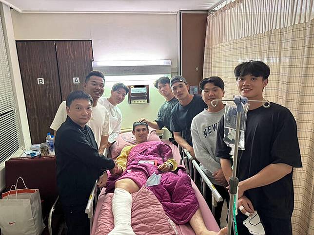 陳文杰右腳骨折明動刀，台鋼隊長王柏融和隊友赴醫院探視。(取自台鋼雄鷹官方臉書粉絲團專頁)