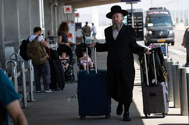 A passenger walks with his luggage at Ben Gurion International Airport in Tel Aviv, Israel, Aug. 25, 2024. (Xinhua/Chen Junqing)