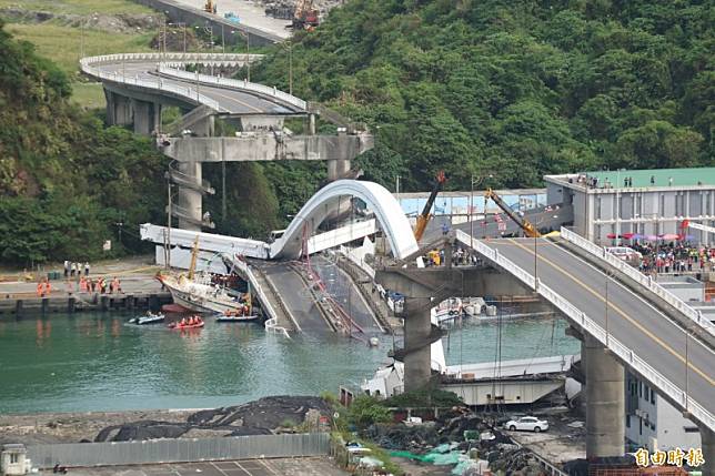 宜蘭縣南方澳跨港大橋去年10月1日發生倒塌事件，造成6人罹難、13人受傷之重大傷亡，交通部公路總局日前已完成分析調查報告並陳報交通部。(資料照，記者王錦義攝)