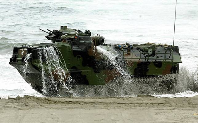 我國海軍陸戰隊自美國採購的AAV7兩棲突擊車。(取自中華民國海軍官網)
