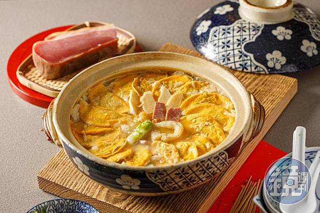燦亮豐盛的「什錦蛋餃鍋」特別適合年節餐桌。