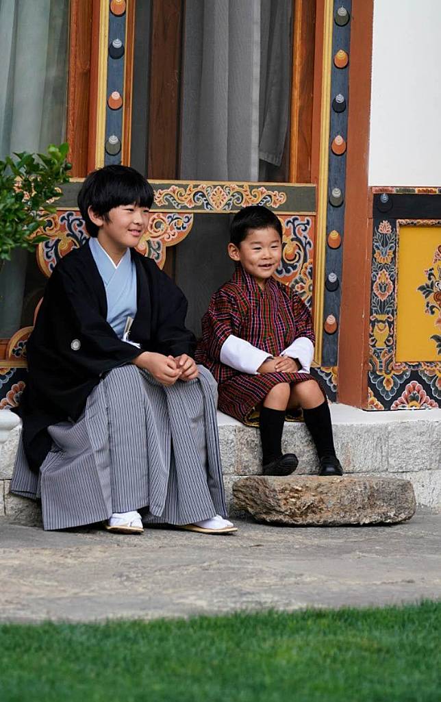 【日本皇室文仁一家三口訪不丹】2019年8月19日，悠仁（左）與不丹小王儲Jigme Namgyel Wangchuck（右）並排而坐。（His Majesty King Jigme Khesar Namgyel Wangchuck facebook圖片）