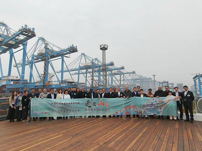 A delegation of consular corps and business communities in Hong Kong visits Qingdao port, East China, on Oct. 27, 2024. (Xinhua/Lu Yun)