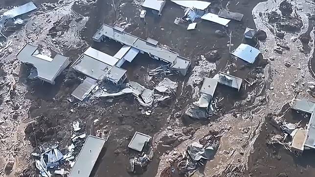 青海有房屋在地震後被淤泥包圍