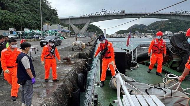 壯圍鄉大福東方海域有漁船作業捕魚時發現海面浮屍，經蘇澳第七海巡隊前往打撈是名女性，由於面容已腐爛，全身上下僅剩手錶及手環，身分難以辨識。海巡表示，若民眾家中有失蹤人口，請立即與海巡聯繫。（蘇澳第七海巡隊提供）