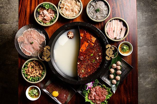 「碼頭老火鍋」提供精緻的重慶風格麻辣鍋底，並混搭上台灣人最愛的鴨血與嫩豆腐，均消約 1000 元。（李昆翰攝）