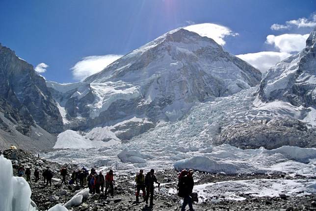 專家指出由於聖母峰逐漸融化，過去被掩埋的登山客遺體將「逐漸重現」。(路透)