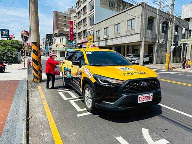 中市小黃公車去年發車逾26萬班次，今年持續上路，守護偏鄉公共運輸。（圖：中市府提供）