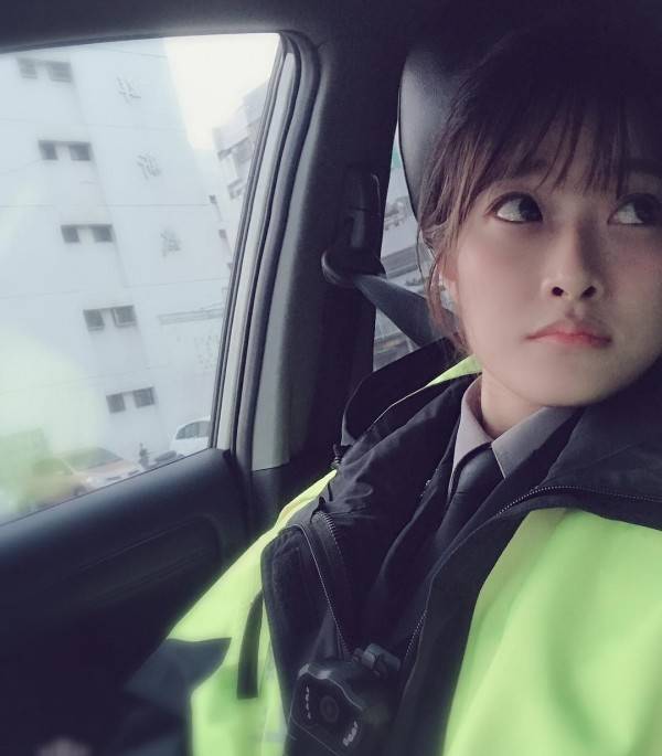 去年1月才剛到台中市政府警察局第二分局報到的25歲正妹女警周瑜，登上日本《秒刊SUNDAY》網站版面，稱她是台灣版的石原聰美(石原さとみ)。(圖擷取自Instagram)